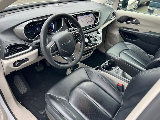 Used 2024 Chrysler Pacifica Select image 16