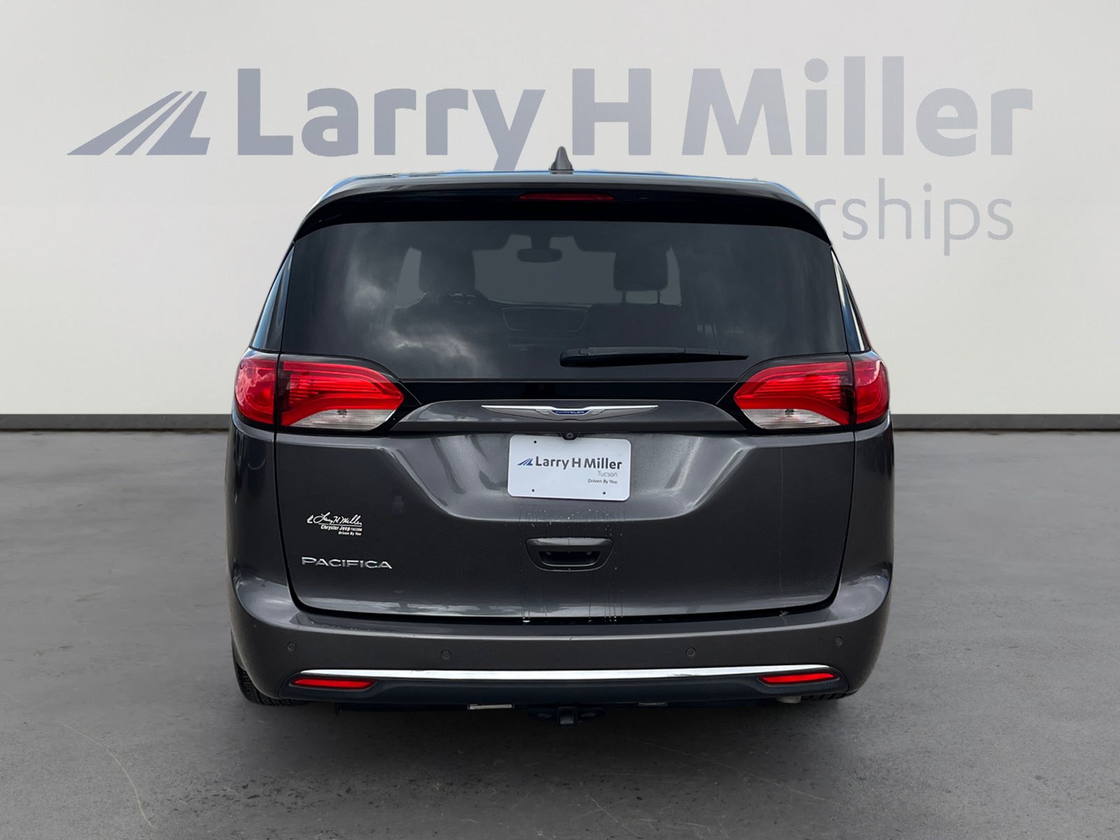 Used 2018 Chrysler Pacifica Touring Plus w/ Tire & Wheel Group FWD image 4
