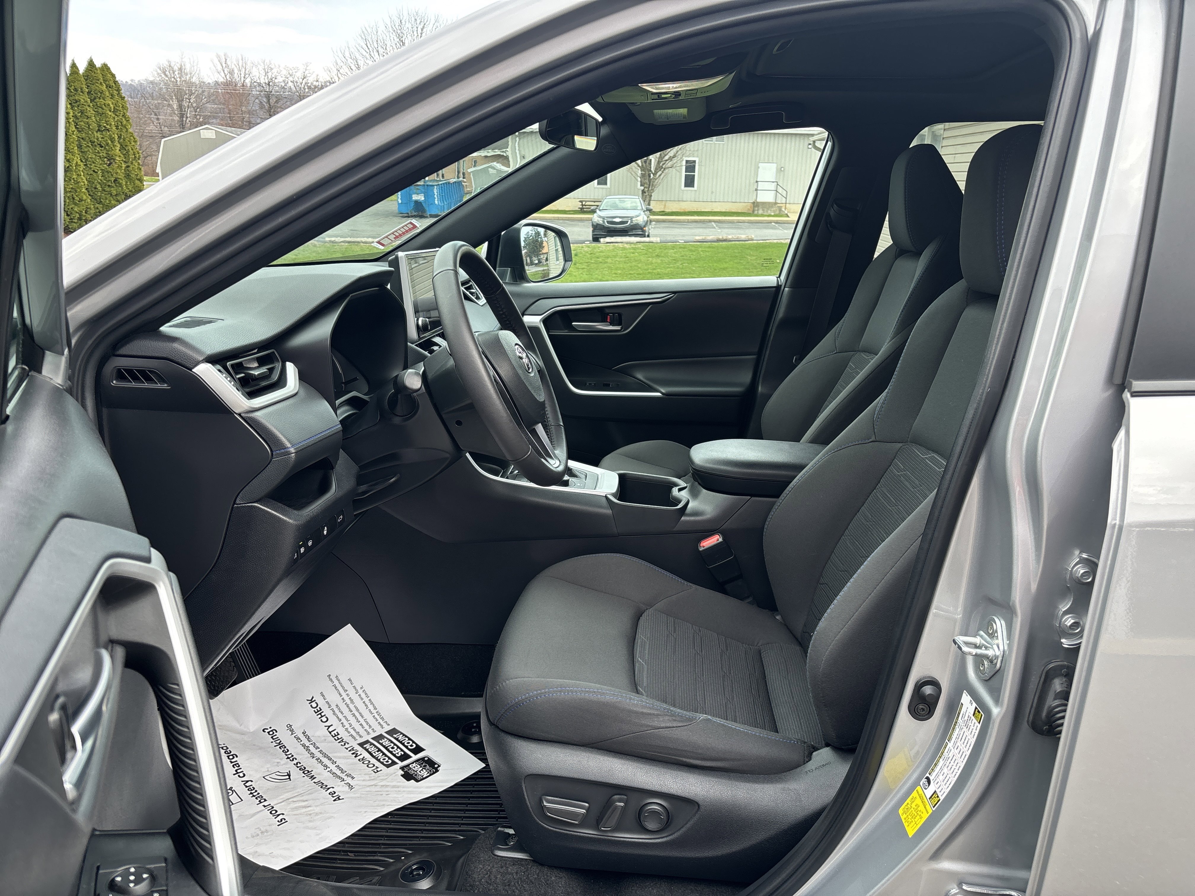 Used 2023 Toyota RAV4 SE w/ Convenience Package image 13