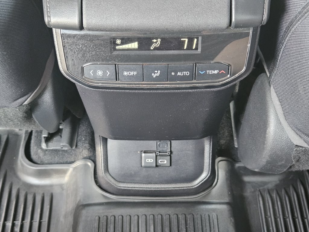 Used 2023 Toyota Highlander LE FWD image 31