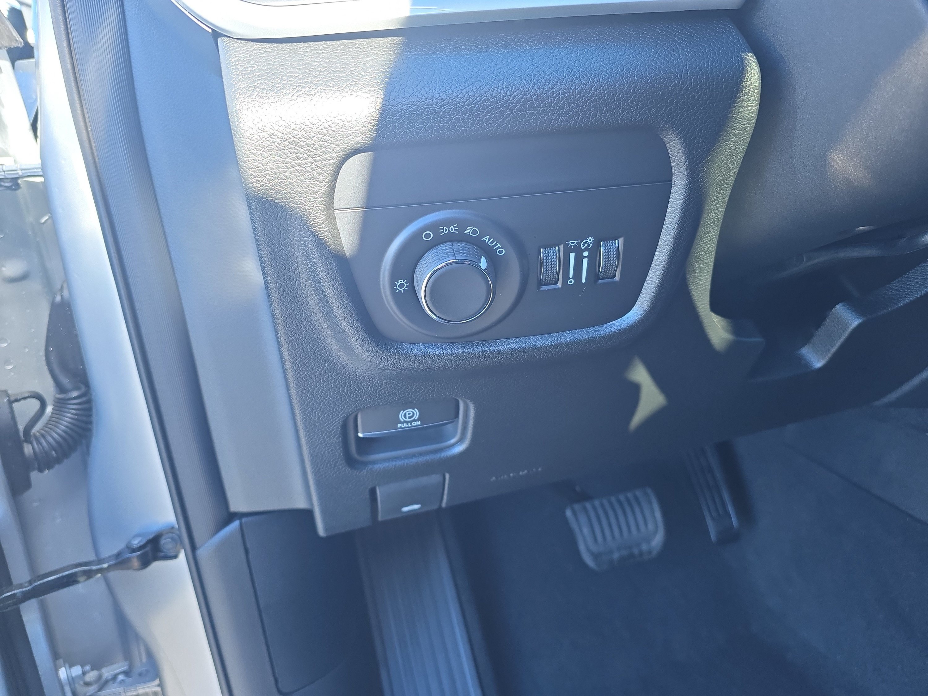 Used 2025 Jeep Grand Cherokee Laredo X w/ Luxury Tech Group I AWD/4WD image 17