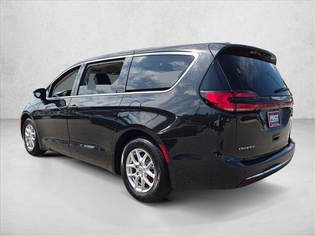 Used 2023 Chrysler Pacifica Touring-L FWD image 8