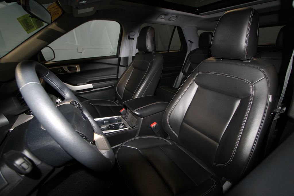 Used 2023 Ford Explorer XLT w/ Equipment Group 202A image 4