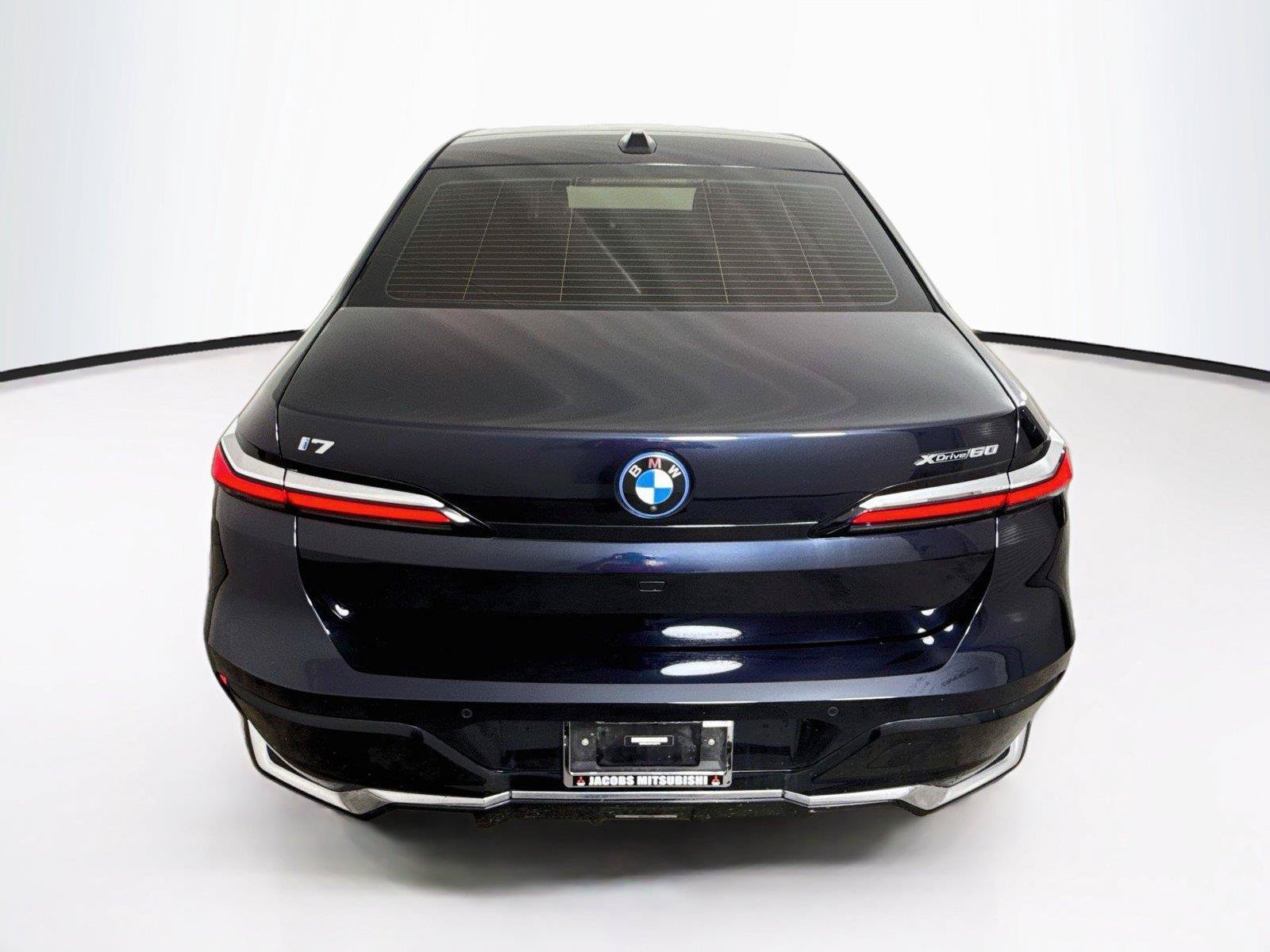 Used 2023 BMW i7 xDrive60 w/ Executive Package 2 AWD/4WD image 3