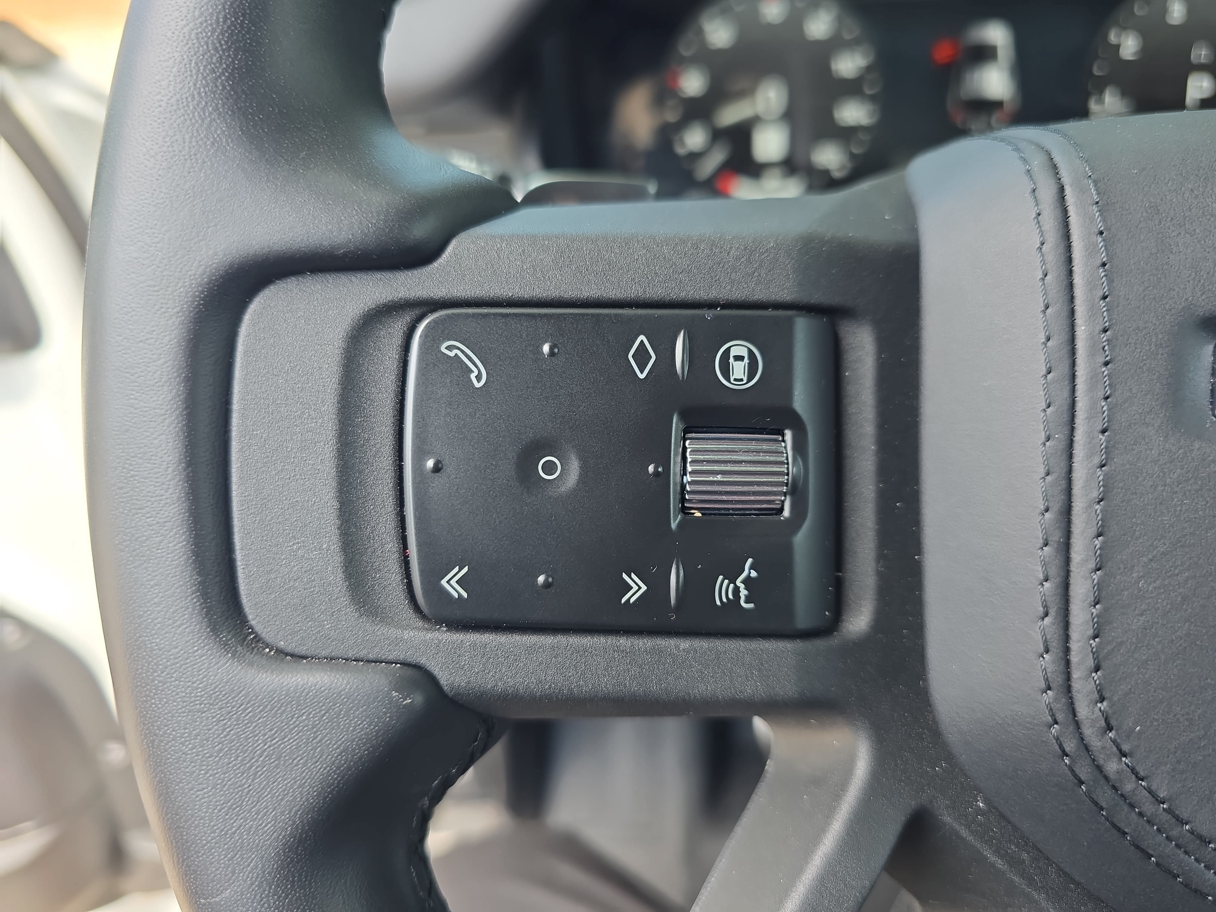 Certified 2025 Land Rover Defender 110 V8 AWD/4WD image 16