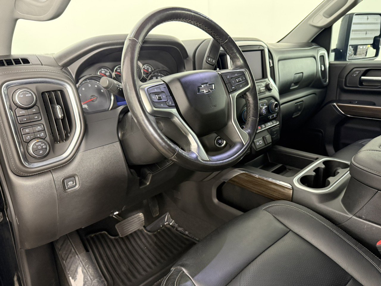 Used 2022 Chevrolet Silverado 2500 LT w/ Midnight Edition AWD/4WD image 15