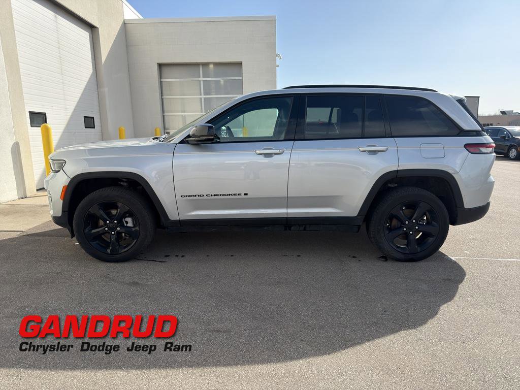 Used 2025 Jeep Grand Cherokee Limited w/ Black Appearance Package
