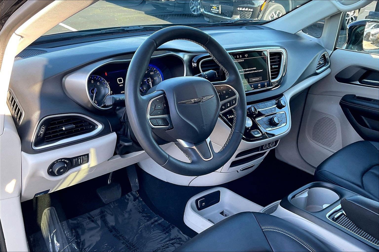 Used 2024 Chrysler Pacifica Touring-L image 12