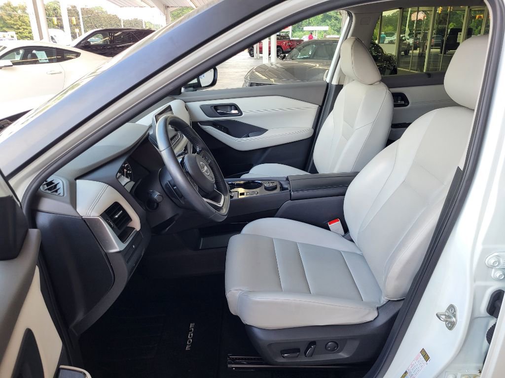Used 2023 Nissan Rogue SV w/ SV Premium B Package image 12