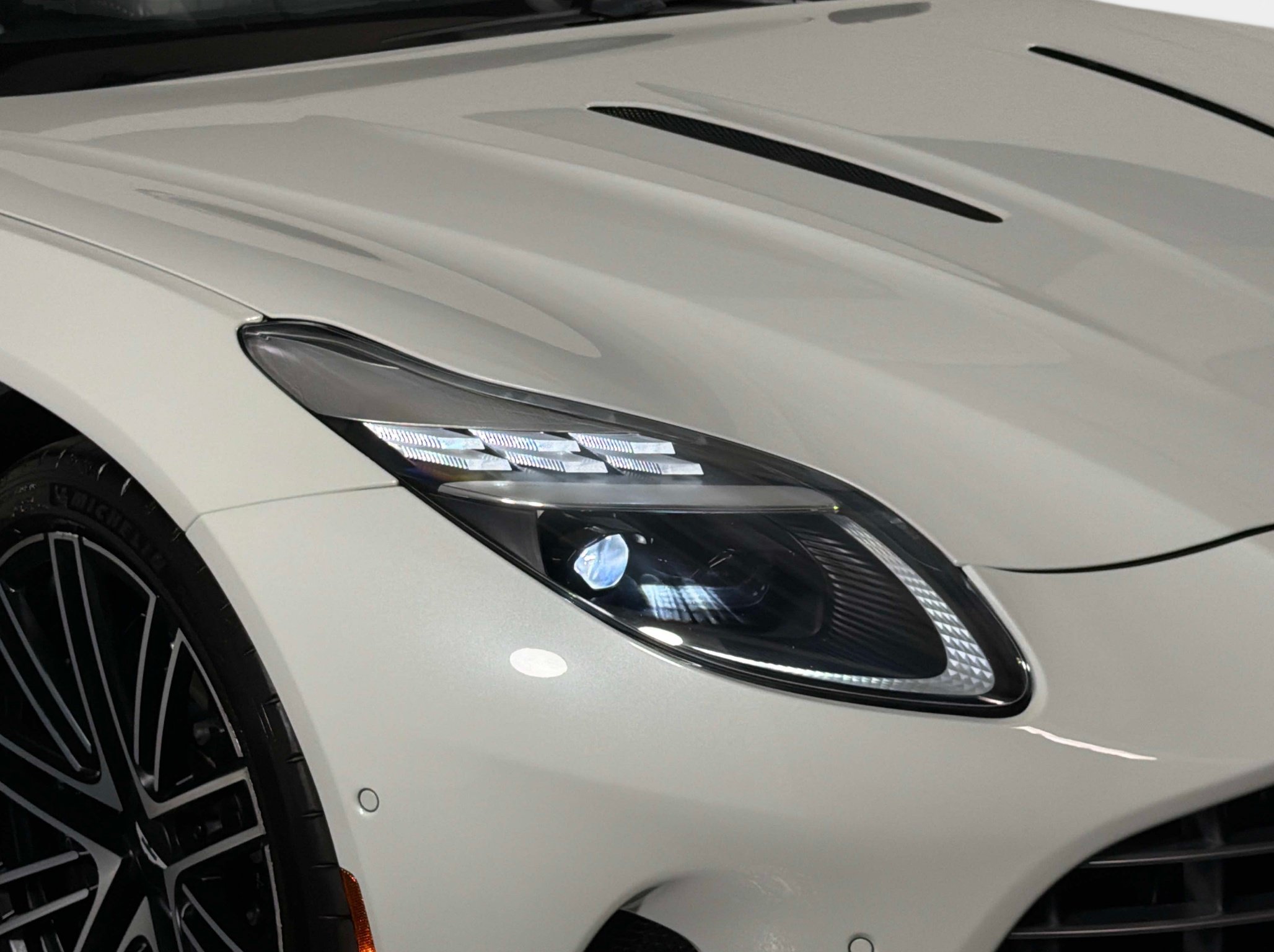 Used 2024 Aston Martin DB12 Coupe RWD image 22