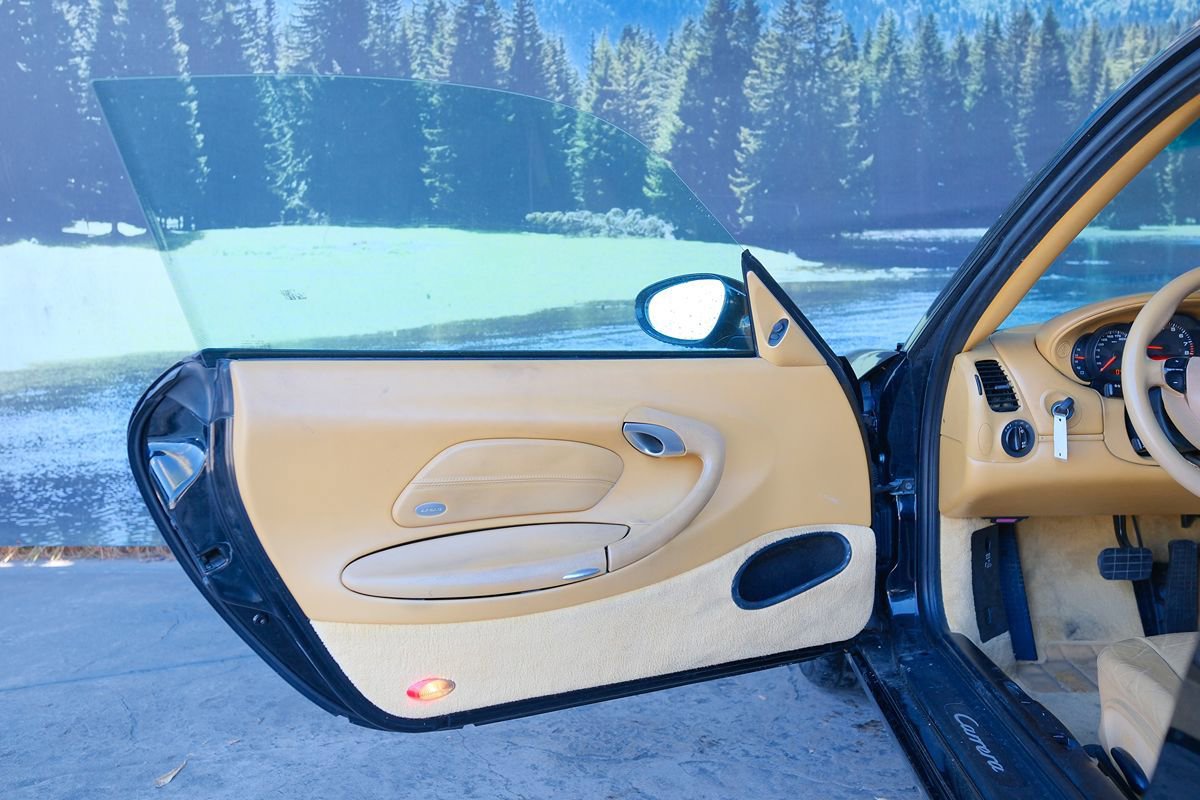 Used 2002 Porsche 911 Carrera RWD image 9