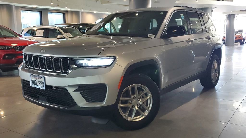 Used 2025 Jeep Grand Cherokee Laredo X image 34