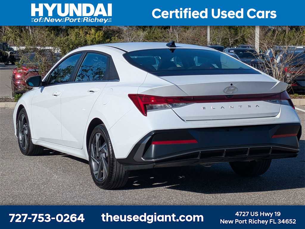 Certified 2025 Hyundai Elantra SEL image 3