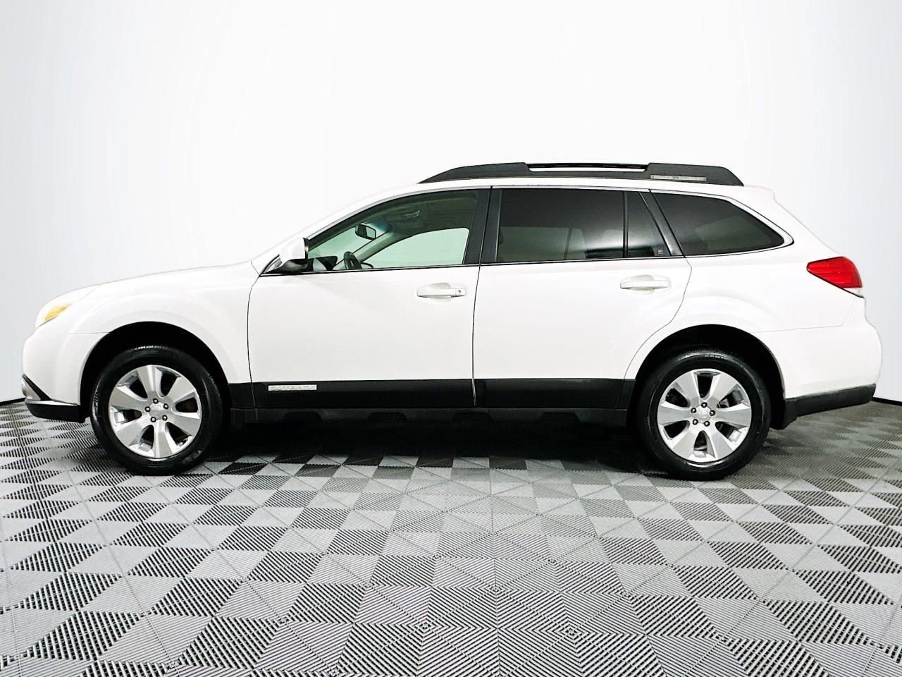 Used 2010 Subaru Outback 3.6R Limited image 5