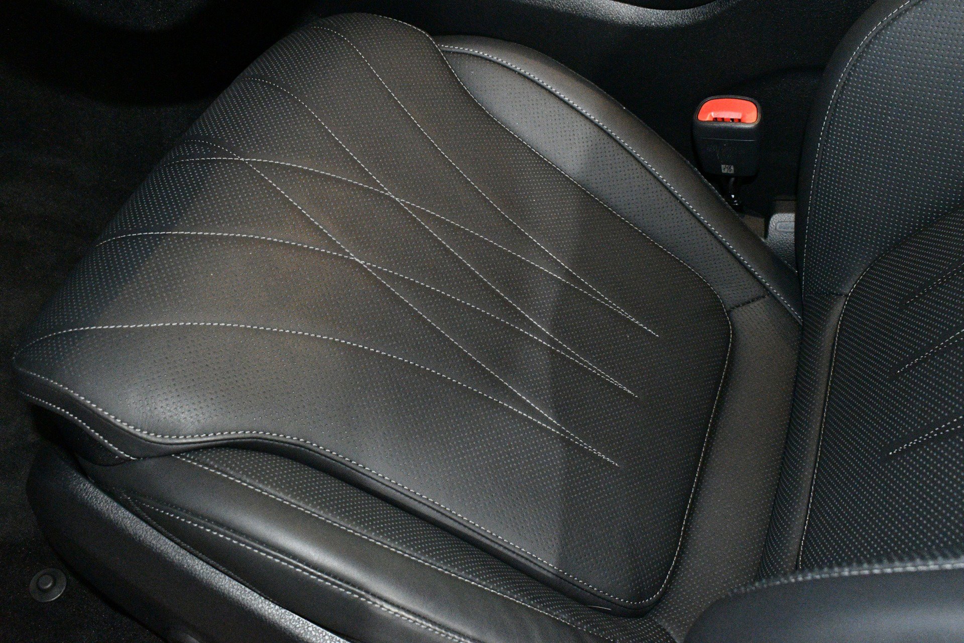 Used 2025 Mercedes-Benz GLC 300 4MATIC image 11