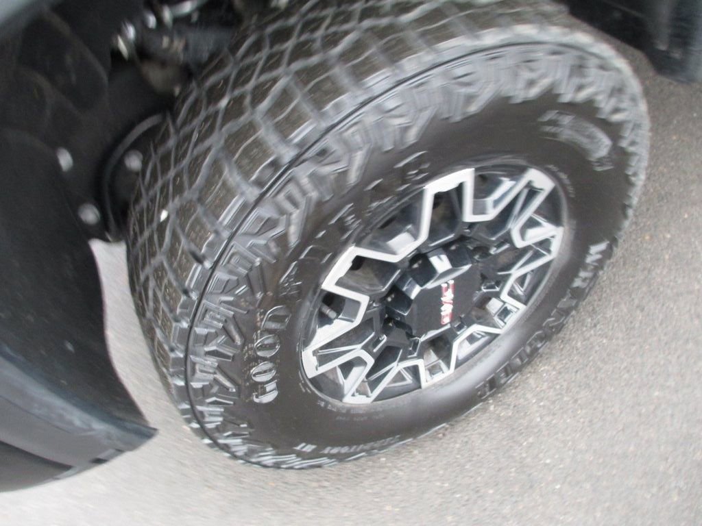 Used 2025 GMC Sierra 2500 AT4X image 13