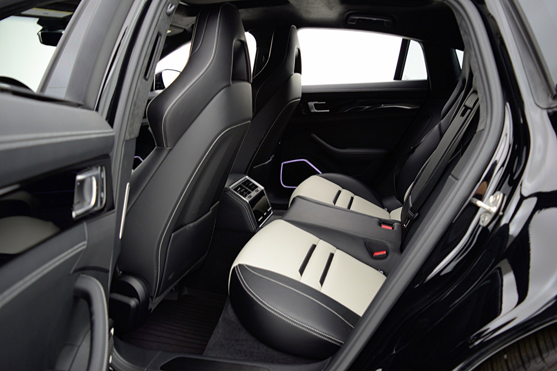 Used 2023 Porsche Panamera GTS image 34