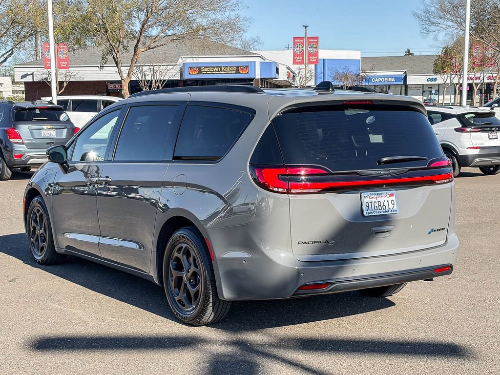 Used 2025 Chrysler Pacifica Premium image 2