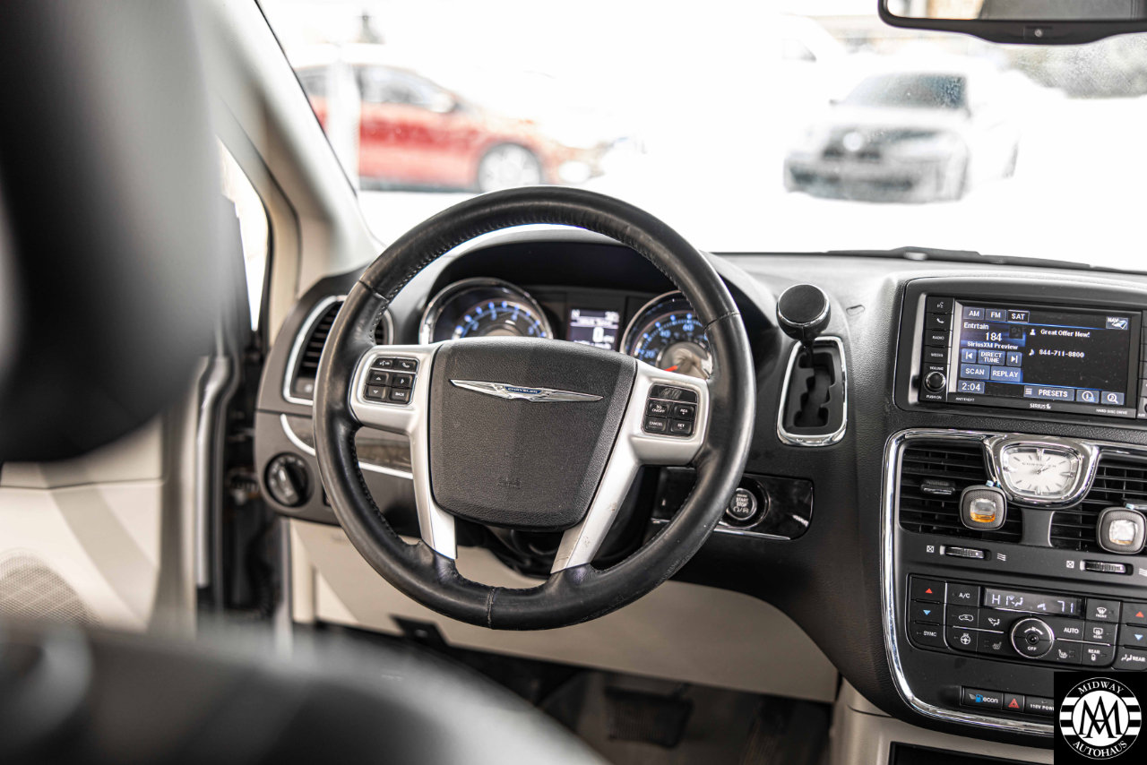 Used 2015 Chrysler Town & Country Touring-L w/ Driver Convenience Group image 25
