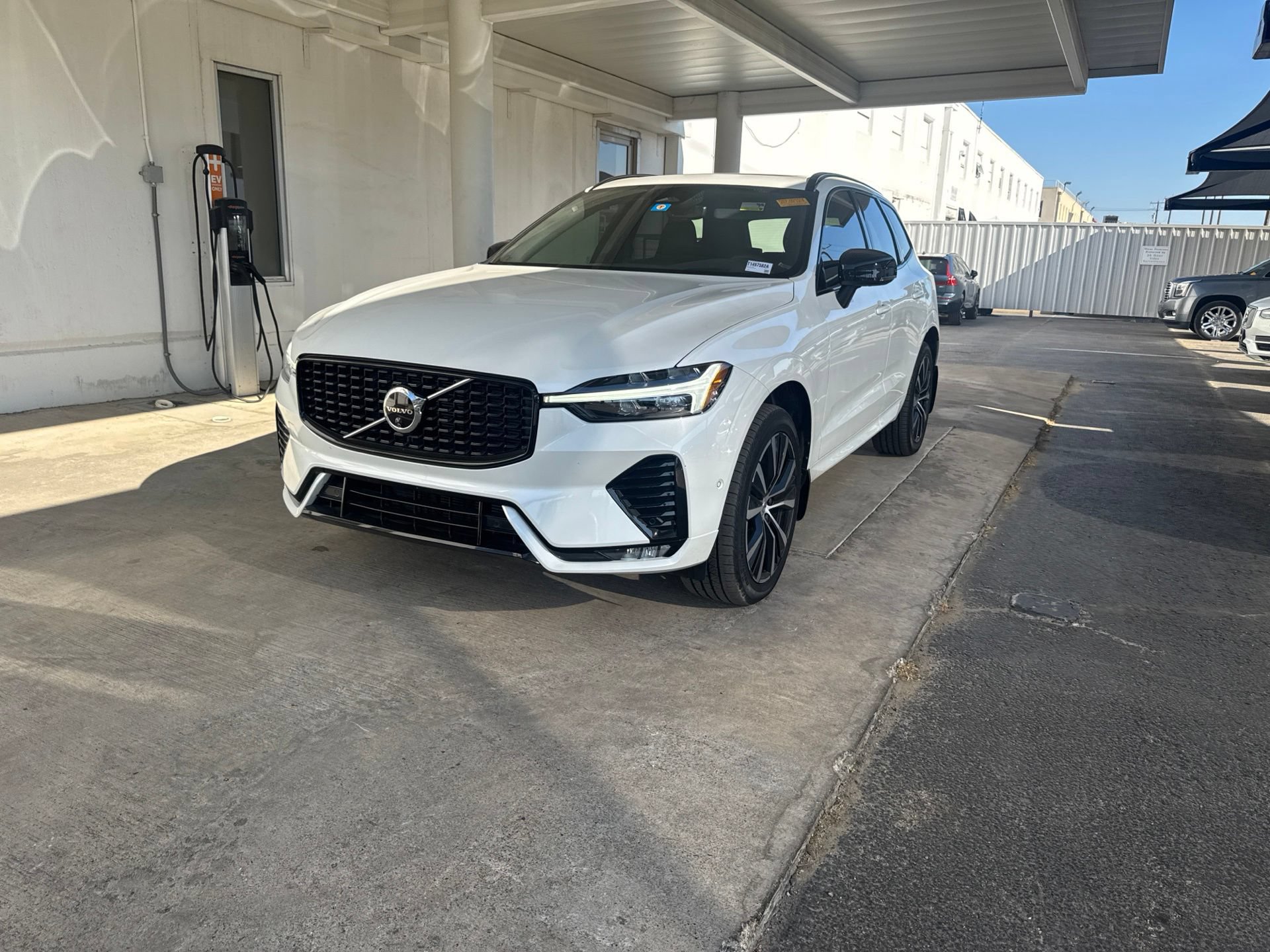 Used 2024 Volvo XC60 B5 Ultimate w/ Protection Package Premier AWD/4WD image 1
