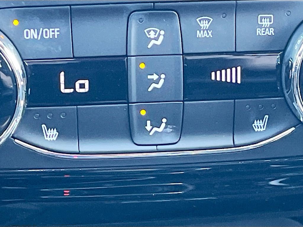 Used 2025 Chevrolet Trax RS w/ Sunroof Package image 19