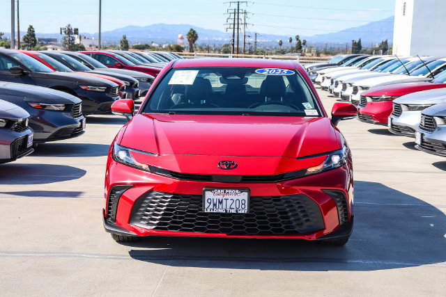 Used 2025 Toyota Camry SE w/ Convenience Package FWD image 3