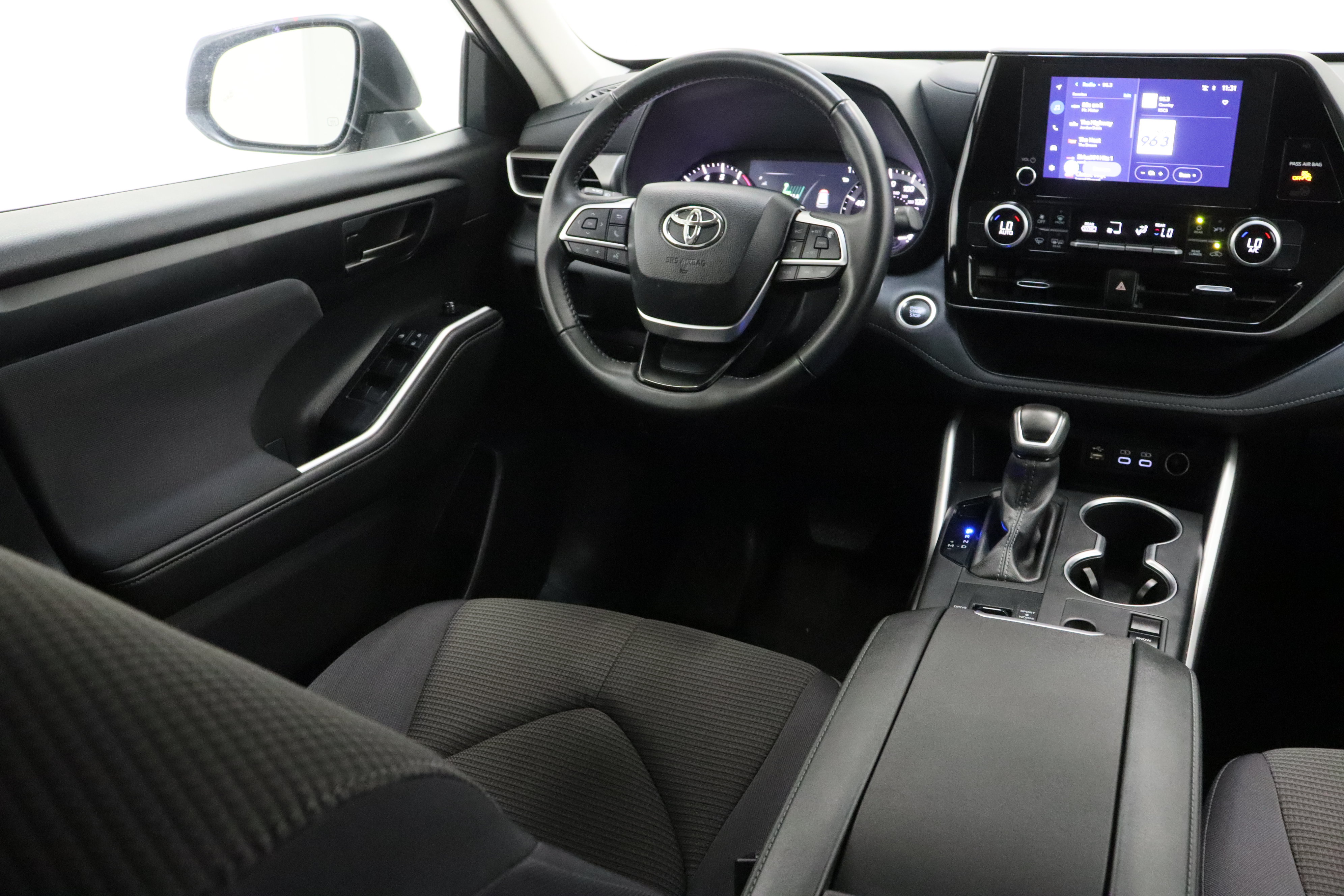 Used 2025 Toyota Highlander LE FWD image 31