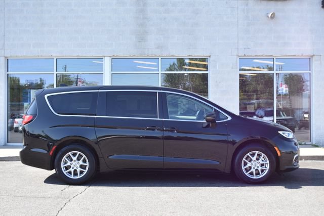 Used 2024 Chrysler Pacifica Touring-L FWD image 2