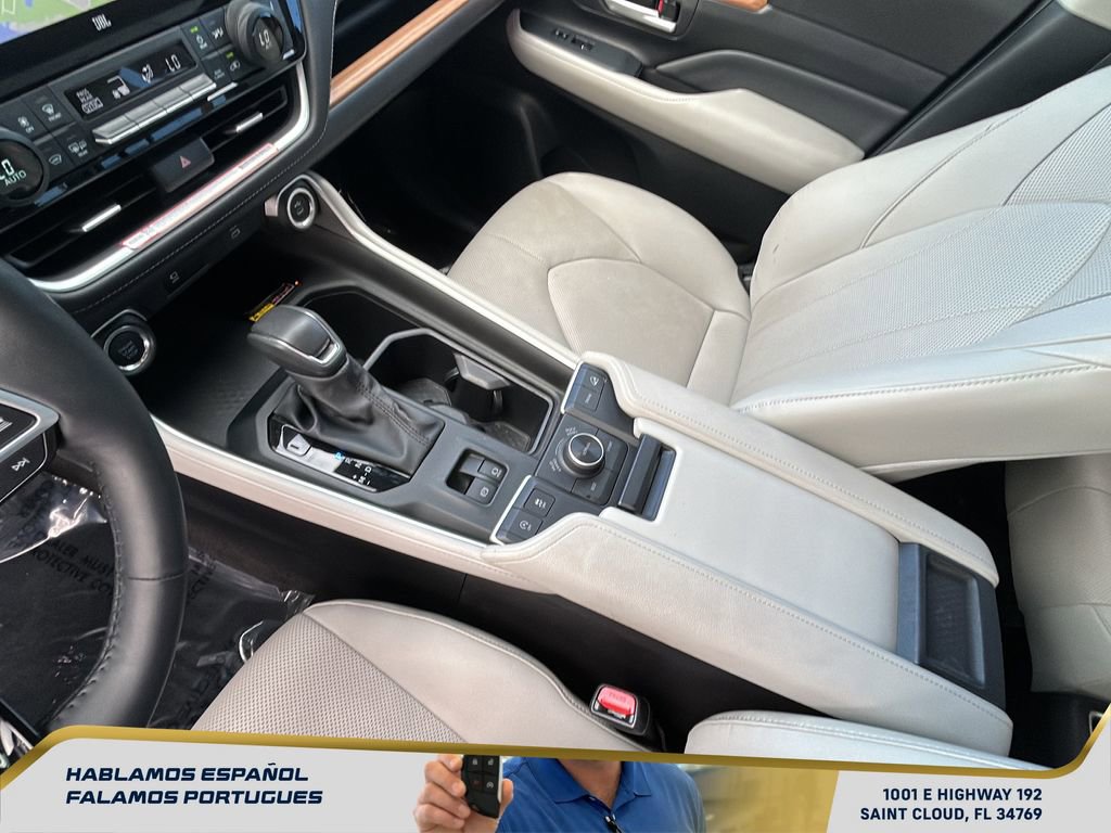 Used 2025 Toyota Grand Highlander AWD image 23