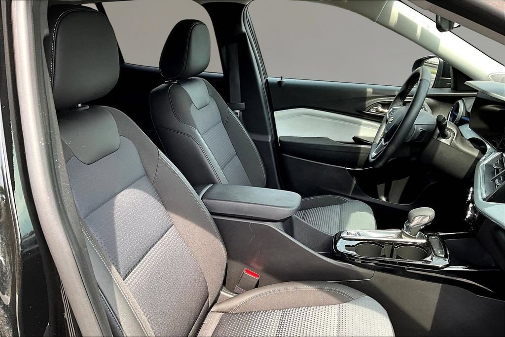 Used 2024 Chevrolet Trax LT w/ Driver Confidence Package FWD image 25