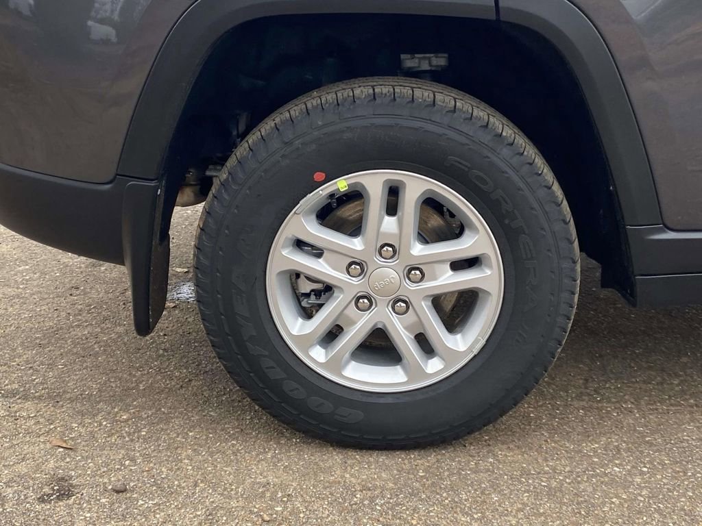 New 2025 Jeep Grand Cherokee Laredo w/ MOPAR Finishing Package image 32