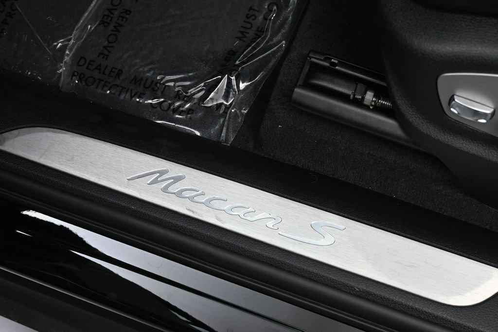 Certified 2023 Porsche Macan S AWD/4WD image 27