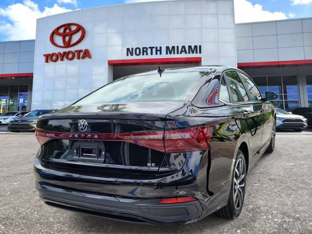 Used 2026 Volkswagen Jetta SE FWD image 4