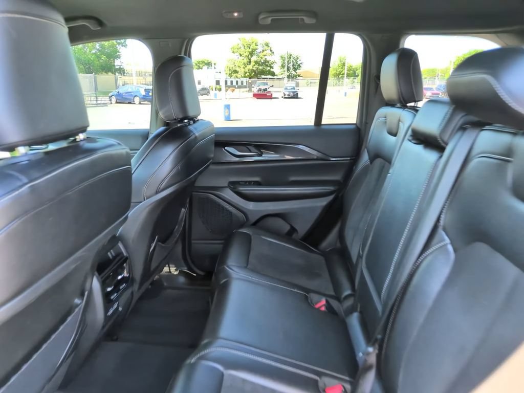 Used 2023 Jeep Grand Cherokee Altitude AWD/4WD image 12