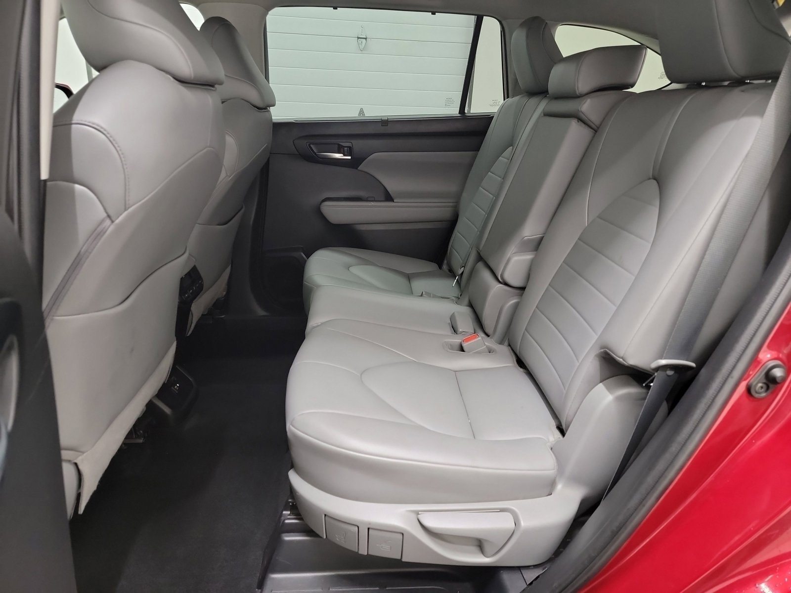Used 2021 Toyota Highlander XLE AWD/4WD image 28