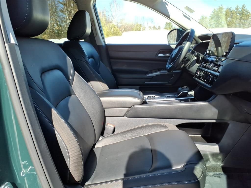Used 2025 Nissan Pathfinder SL image 5