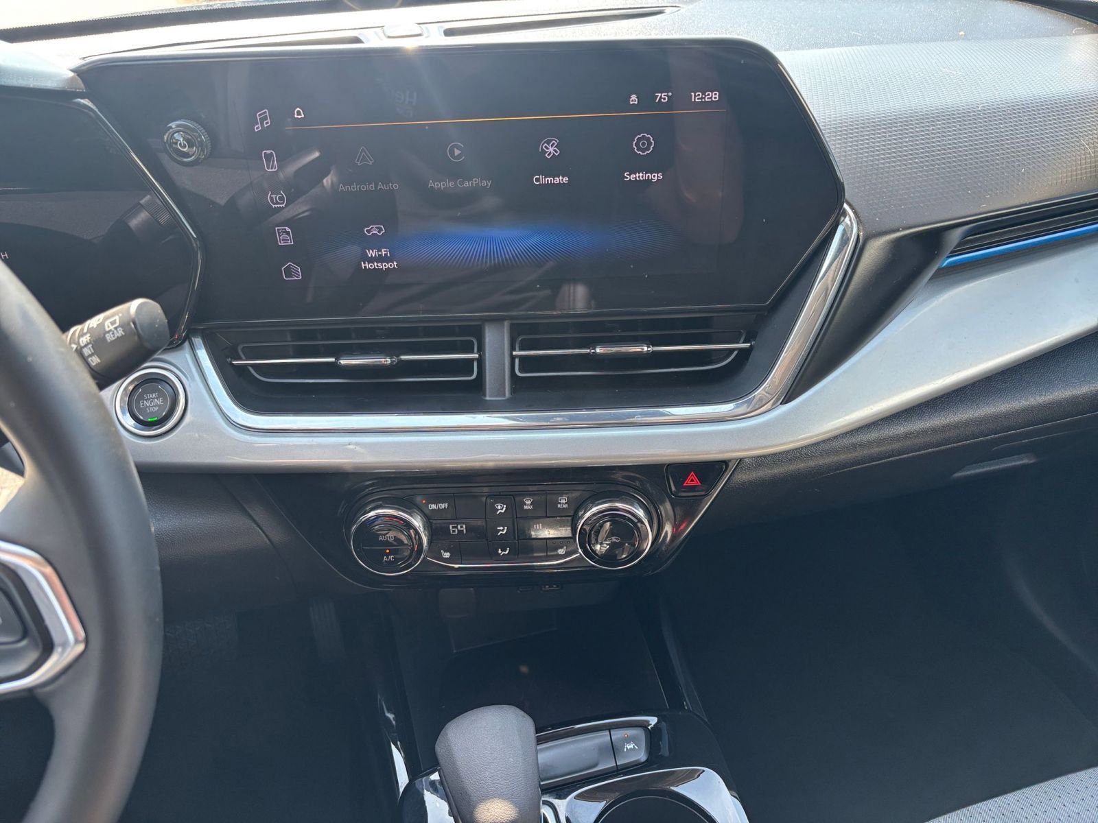 Used 2025 Chevrolet Trax LT w/ LT Convenience Package FWD image 17