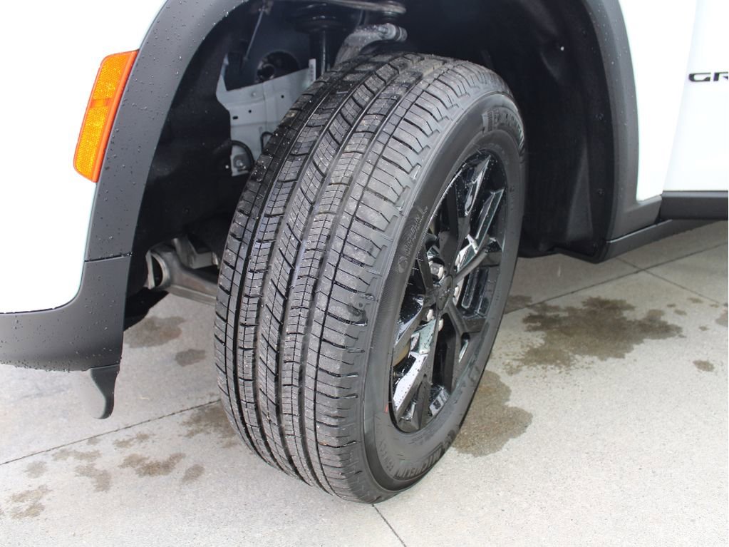 New 2025 Jeep Grand Cherokee Altitude image 39