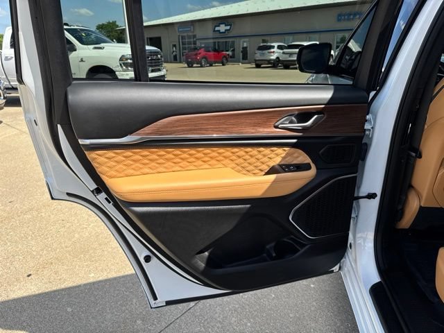 Used 2025 Jeep Grand Cherokee L Summit AWD/4WD image 22