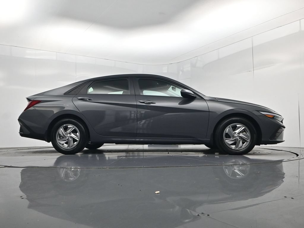 Used 2025 Hyundai Elantra SE FWD image 41