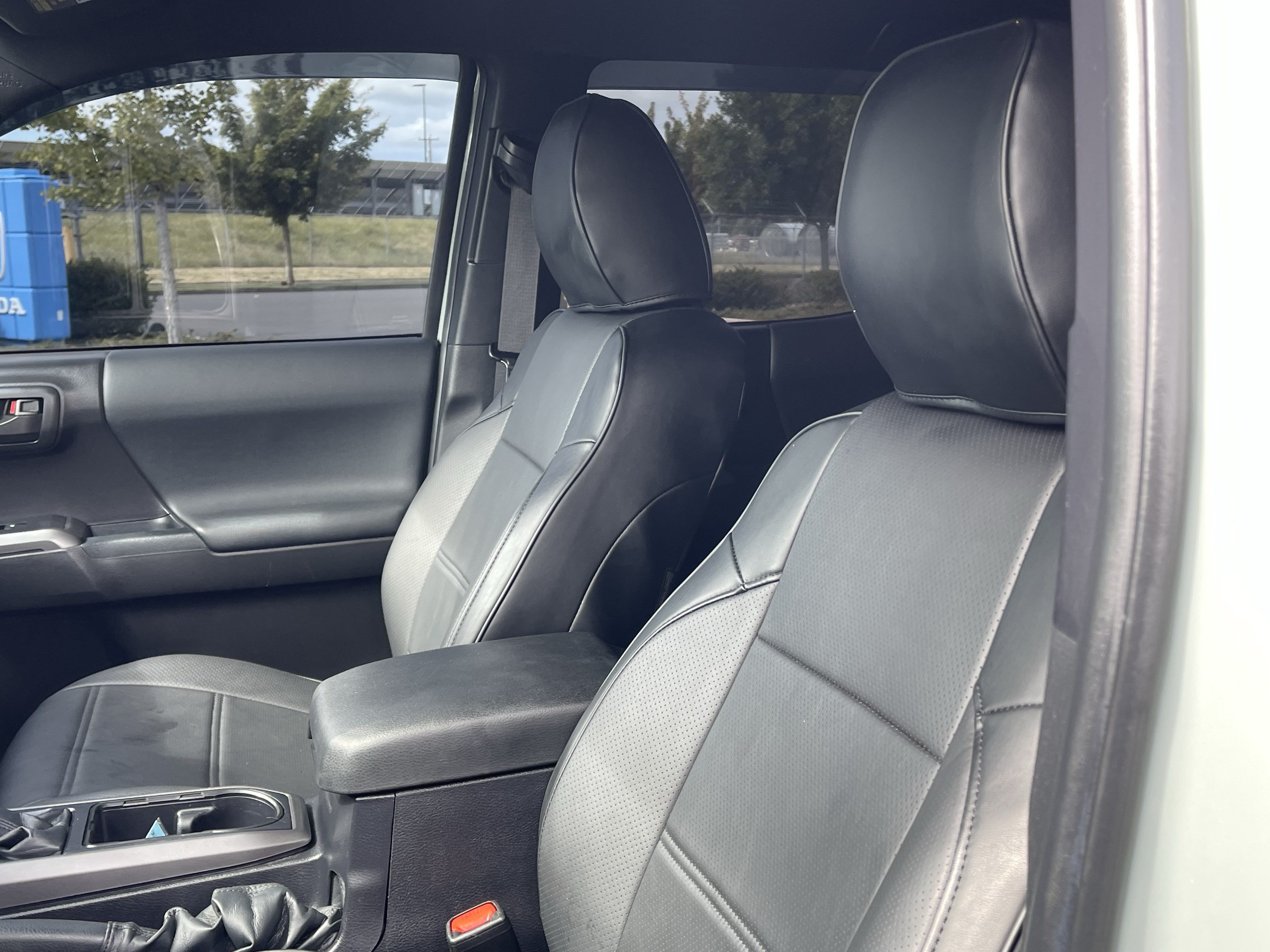 Used 2022 Toyota Tacoma TRD Off-Road w/ Technology Package AWD/4WD image 18