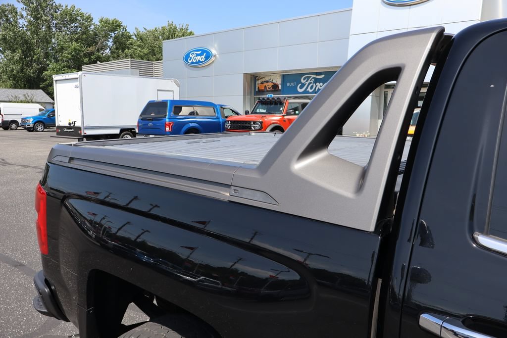 Used 2017 Chevrolet Silverado 1500 High Country w/ High Desert Package AWD/4WD image 18