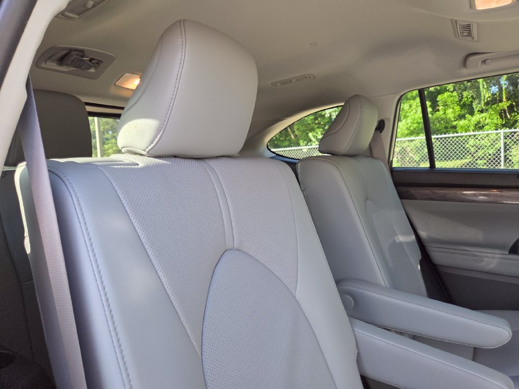 Used 2025 Toyota Highlander Limited AWD/4WD image 18