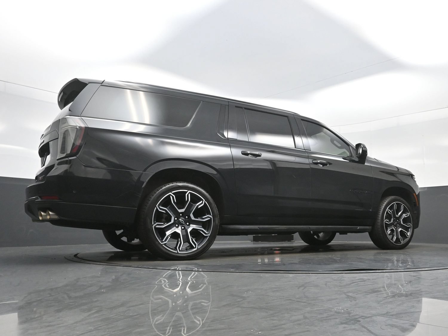 Used 2025 Chevrolet Suburban RST w/ RST Capability Package AWD/4WD image 37