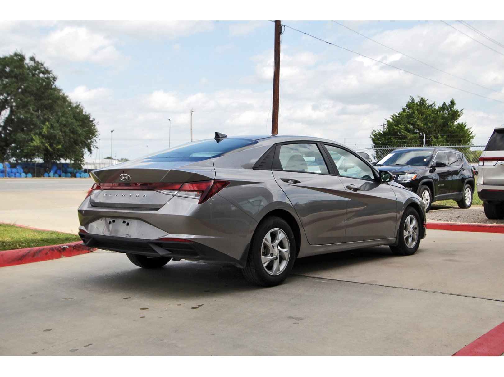 Used 2023 Hyundai Elantra SE image 5