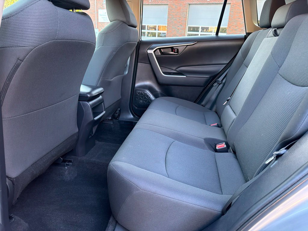 Used 2021 Toyota RAV4 LE AWD/4WD image 25