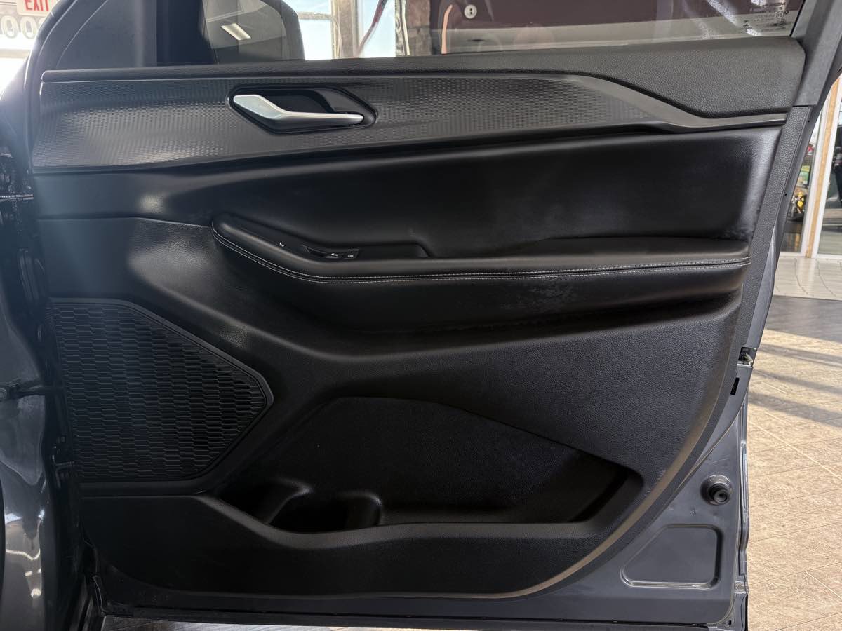 Used 2023 Jeep Grand Cherokee Laredo w/ Luxury Tech Group I image 32