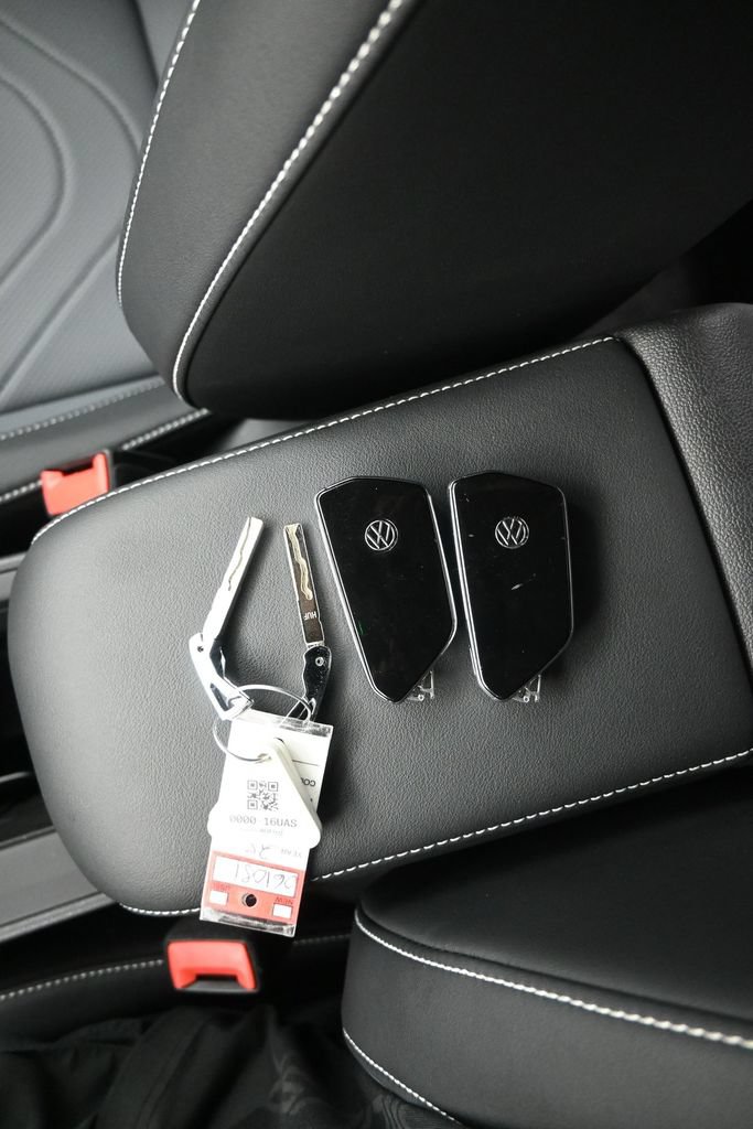 Used 2025 Volkswagen Tiguan SE R-Line FWD image 33