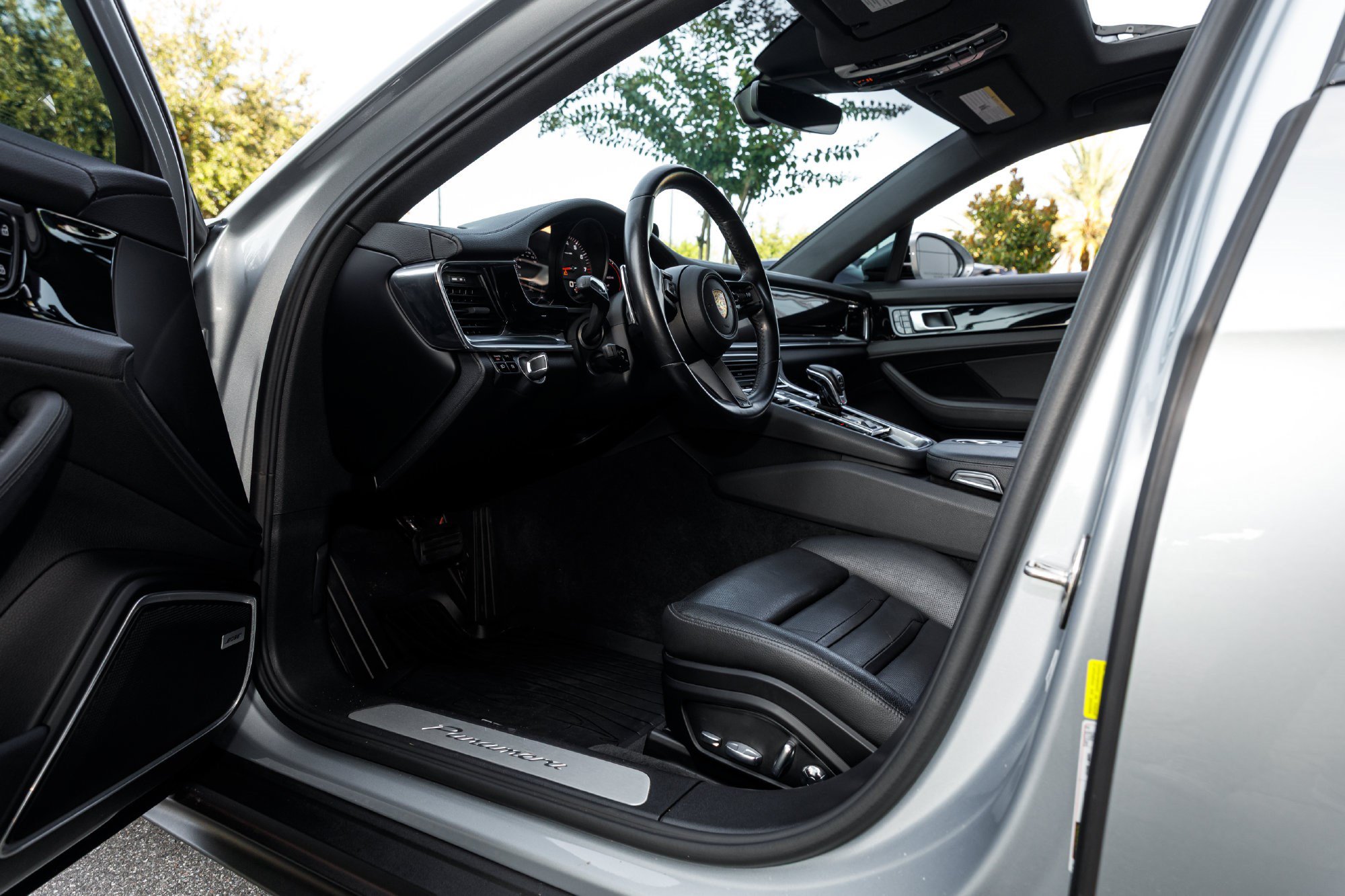 Used 2021 Porsche Panamera image 24
