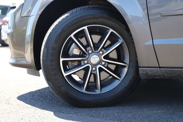 Used 2017 Dodge Grand Caravan SXT image 2